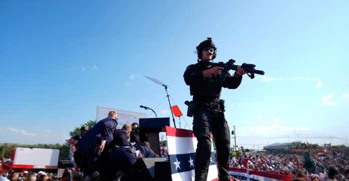 El expresidente y virtual candidato republicano a la presidencia Donald Trump es custodiado por agentes del Servicio Secreto de Estados Unidos en un acto de campaña, el sábado 13 de julio de 2024, en Butler, Pensilvania. (Foto: AP/Evan Vucci)